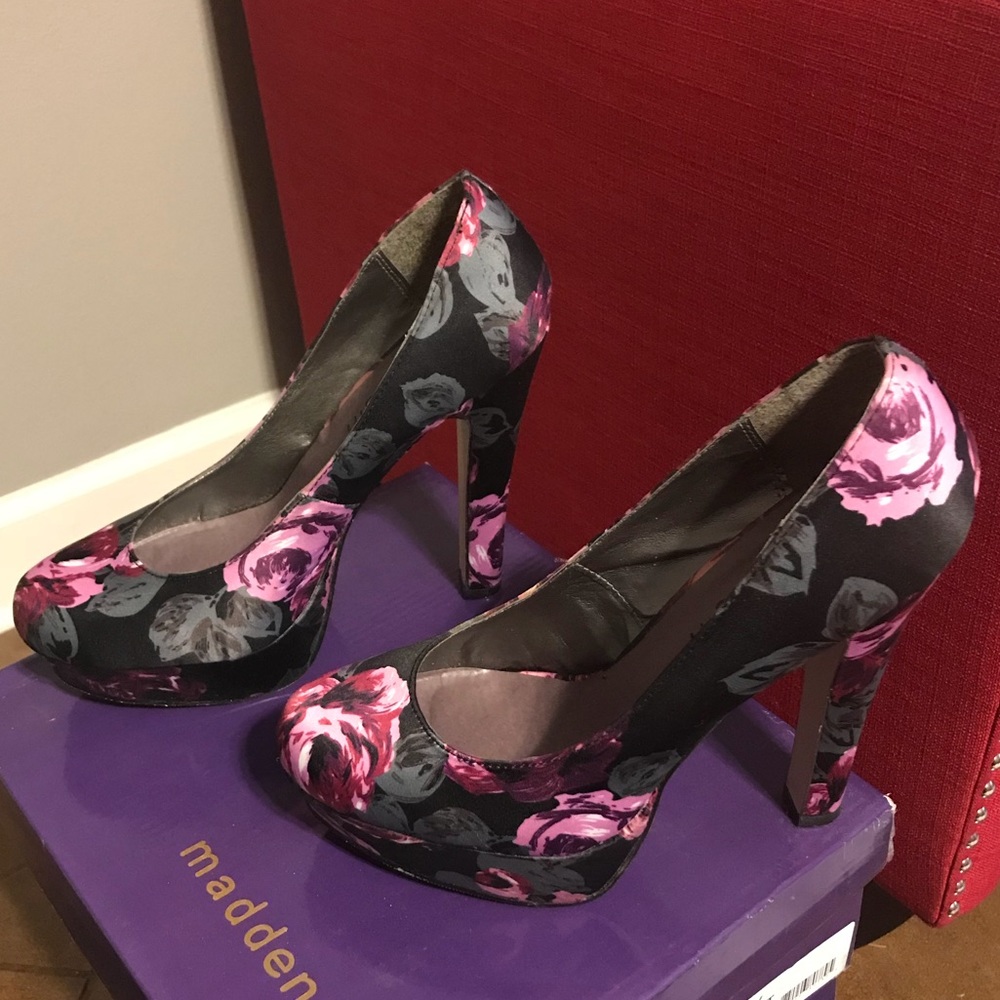 Size 8 Gray pumps covered with beautiful 🥀 🌹